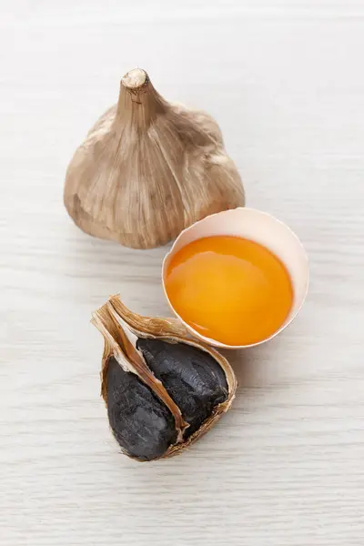 Black Garlic Bulbs Egg Yolk — Stock Photo, Image
