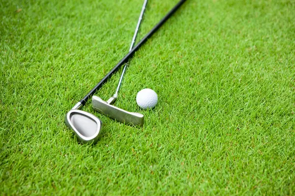 Pallina Golf Con Mazze Erba Verde — Foto Stock
