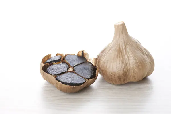 Black Garlic Bulbs Table — Stock Photo, Image