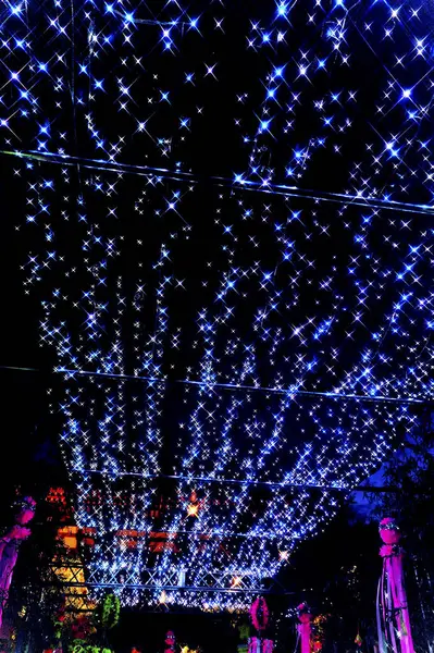 Rua Cidade Com Guirlandas Iluminadas Festivas Noite — Fotografia de Stock