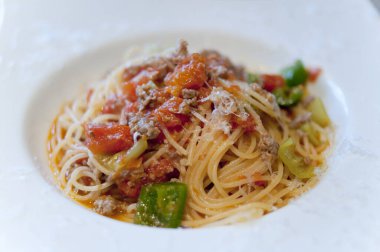 Etli ve domatesli spagetti