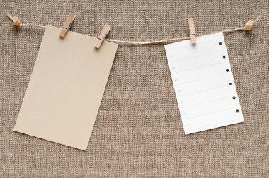 Pano arkaplanındaki boş kağıt notların yakın plan görüntüsü    