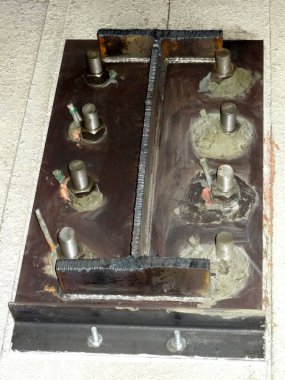 Birkaç cıvata ve beton destekli metal taban levhası