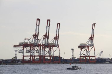 Yükleme vinçleriyle Japonya 'daki sanayi limanının görüntüsü
