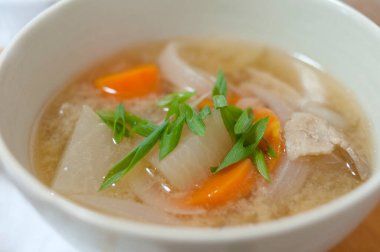 Masadaki lezzetli yiyeceklerin yakın plan görüntüsü.