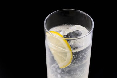 Bir bardak buzlu ve limonlu cin tonik.