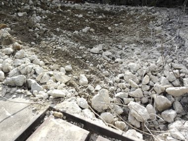 Kaya zemini çakıl ve toprak kalıntılarıyla kaplı.