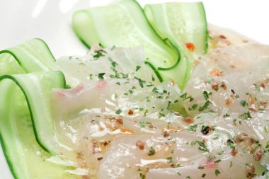 İnce dilimlenmiş balık ve salatalık süslemesi.