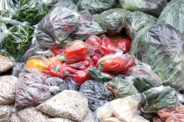 Plastik torbalarda çeşitli sebzeler.