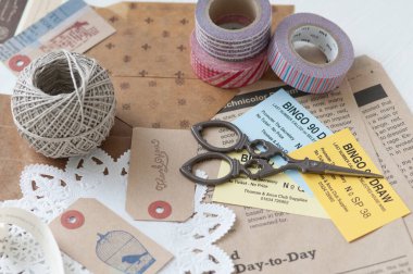 Makas, sicim ve kağıt da dahil olmak üzere çeşitli el işi malzemeleri.