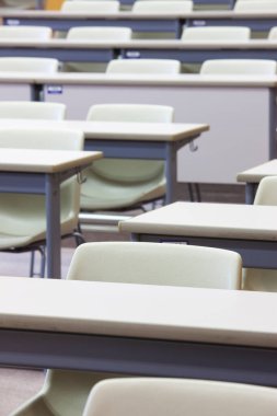 boş sınıf içi masa ve sandalyelerle dolu  