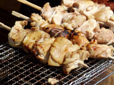 Restoranda ızgarada ızgara tavuk eti.