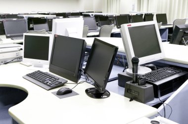 Sınıfta bilgisayar olan boş okul sınıfı