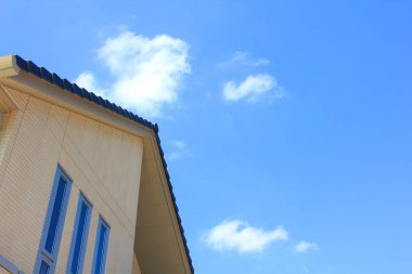 Mavi gökyüzü olan bir evin çatısı