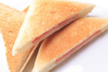 Jambon arkaplanlı kızarmış ekmek, yakın plan.