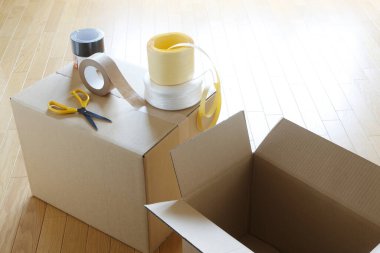 Dairede yerde karton kutu ve karton kutular var. Metin için boşluk