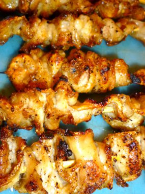 Şiş üzerinde ızgara etin yakın plan görüntüsü.         