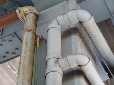 Eski paslı metal borular, düşük açılı görüş.