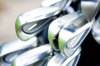 Parlak metal golf sopalarını kapatın.