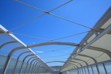 Japonya 'da mavi gökyüzü ile nehir üzerinde köprü