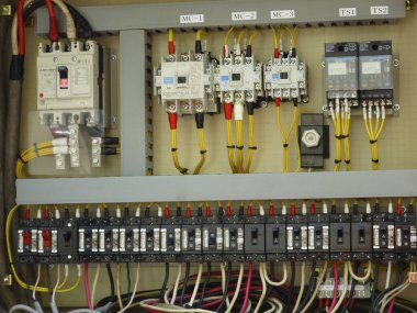 Arka planda bir fabrikada elektrik kutusu, kapatın.