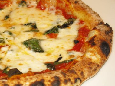 Pizza margarita. Yakın çekim. 