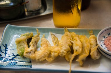 Masadaki lezzetli yiyeceklerin yakın plan görüntüsü