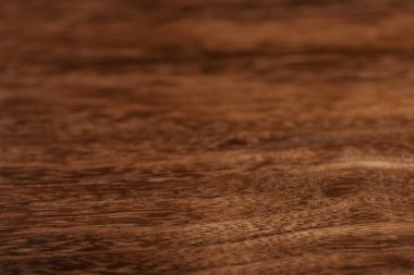 Koyu kahverengi ahşap desenli.