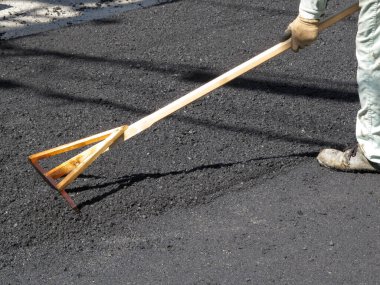 asfalt seviyelendiren işçiler, yol yapım süreci 