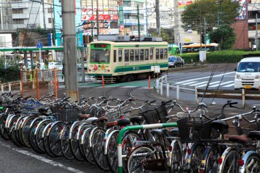Şehirde parketmiş bir sürü bisikletin manzarası