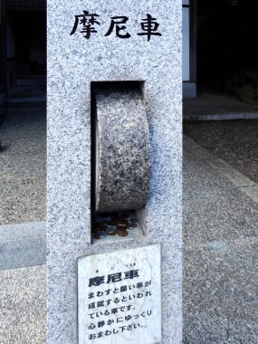 Çok güzel bir tarihi Asya tapınağı. Geleneksel zanaatkarlık sergileniyor. Düşüncelere ve yansımaya davetiye çıkaran resim gibi bir mekâna yerleştirilmiş..