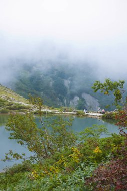 Dağlardaki gölün güzel manzarası