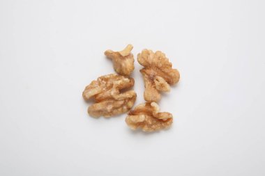 beyaz zemin üzerine kuru ceviz
