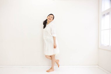 Işıl ışıl iç mekanlarda güzel Asyalı bir kadının portresi.