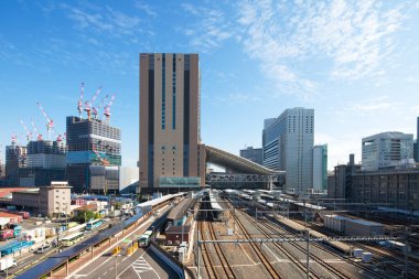 Tren kalkmak üzere olan şehir tren istasyonu.