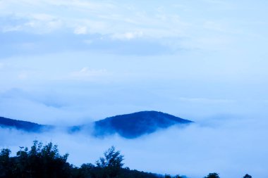 Doğadaki bulutların ve dağların güzel manzarası