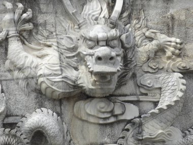 Geleneksel Japon sanatı huzur parkındaki bir ejderha heykeliyle tasvir edilir..