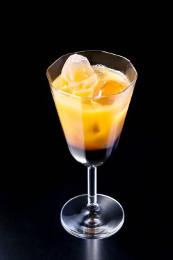 Koyu arkaplanda cam karışımının yakın plan görüntüsü       