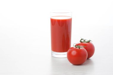 Bardakta taze domates suyu, yakın görüş.