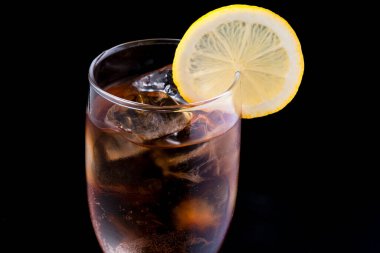 Siyah zemin üzerinde buz olan bir bardak.