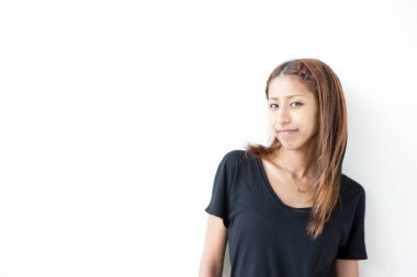 Beyaz arka plan üzerinde güzel genç Asyalı kadın portresi