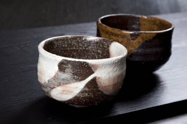 Siyah zemin üzerinde iki kil bardak