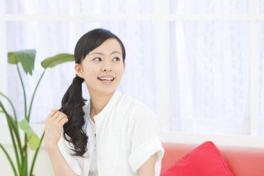 Gülümseyen genç bir kadının portresi