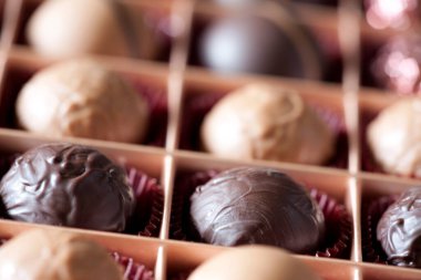 Lezzetli çikolata şekerlerini bir kutuya koy.