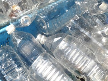 Mavi kutularda geri dönüşüm için plastik şişeleri kapat