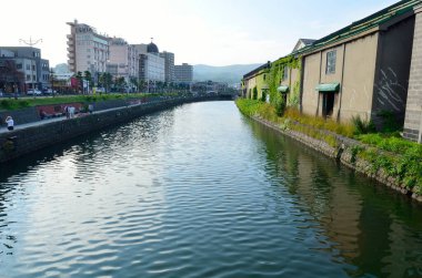 Otaru Kanalı 'ndaki bir grup depo açık havada Otaru City, Hokkaido' daki Asakusa Köprüsü Caddesi 'nden görüldü..