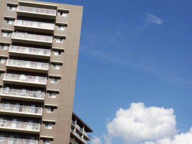 açık mavi arkaplan üzerinde balkonları olan modern bina