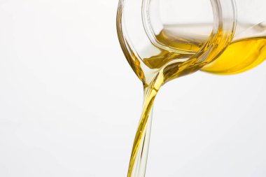 Şişe beyaz zemin üzerine dökme zeytinyağı 
