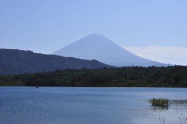 Japonya 'daki Fuji Dağı ve göl manzarası, mavi gökyüzü arka planı