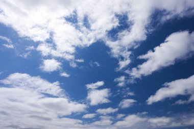 Mavi bulutlar gökyüzünde 